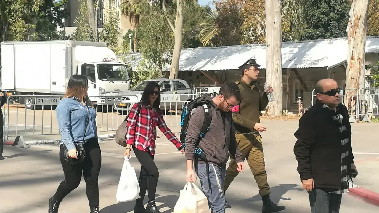 הוריו וחברתו של החייל אלאור אזריה בהגעתם לקריה לקראת הקראת גזר דינו, 20 בפברואר 2017 הוריו וחברתו של החייל אלאור אזריה בהגעתם לקריה לקראת הקראת גזר דינו, 20 בפברואר 2017