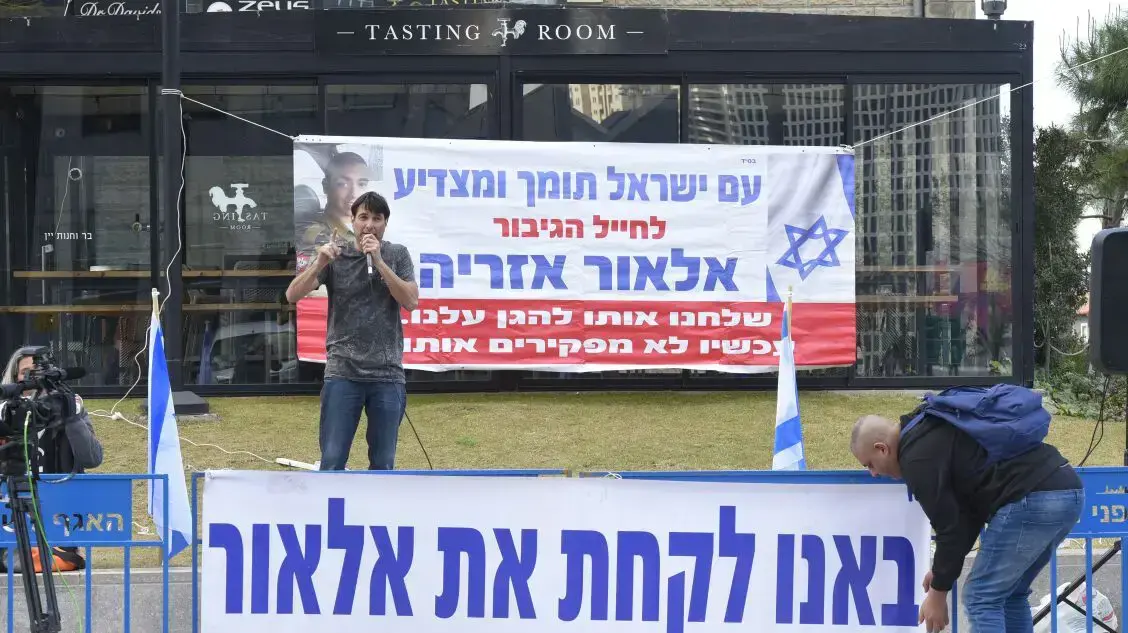 רן כרמי בוזגלו ראש המטה לשחרור החייל אלאור אזריה מתכונן להפגנה מחוץ לקריה לפני מתן גזר דינו של החייל, 21 בפברואר 2017 רן כרמי בוזגלו ראש המטה לשחרור החייל אלאור אזריה מתכונן להפגנה מחוץ לקריה לפני מתן גזר דינו של החייל, 21 בפברואר 2017