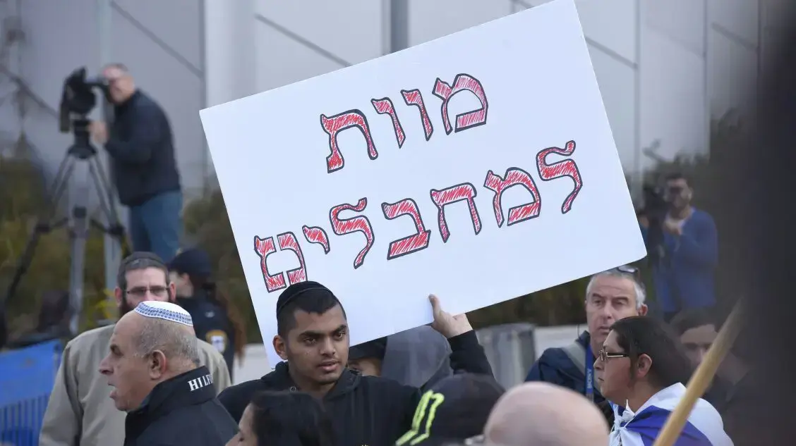 הפגנה מחוץ לקריה בעת מתן גזר דינו של החייל אלאור אזריה, 21 בפברואר 2017 הפגנה מחוץ לקריה בעת מתן גזר דינו של החייל אלאור אזריה, 21 בפברואר 2017