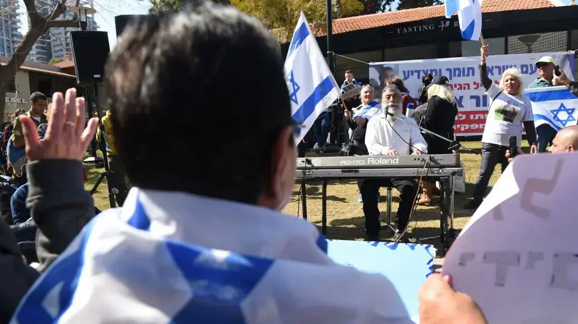 הפגה מחוץ לקריה בעת מתן גזר דינו של החייל אלאור אזריה, 21 בפברואר 2017 הפגה מחוץ לקריה בעת מתן גזר דינו של החייל אלאור אזריה, 21 בפברואר 2017
