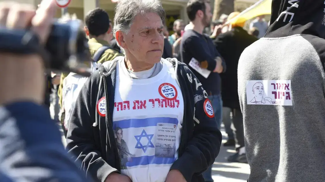 הפגה מחוץ לקריה בעת מתן גזר דינו של החייל אלאור אזריה, 21 בפברואר 2017 הפגה מחוץ לקריה בעת מתן גזר דינו של החייל אלאור אזריה, 21 בפברואר 2017