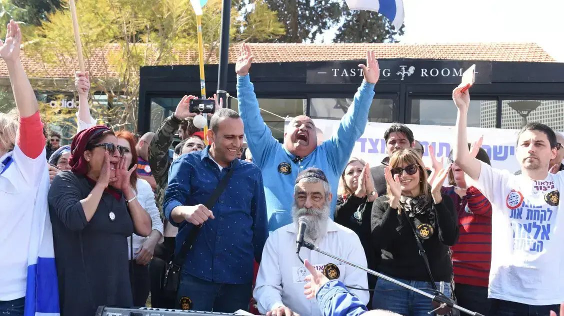 אריאל זילבר מופיע בהפגה מחוץ לקריה בעת מתן גזר דינו של החייל אלאור אזריה, 21 בפברואר 2017 אריאל זילבר מופיע בהפגה מחוץ לקריה בעת מתן גזר דינו של החייל אלאור אזריה, 21 בפברואר 2017