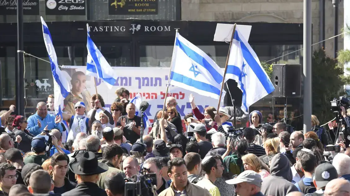 הפגנה מחוץ לקריה בעת מתן גזר דינו של החייל אלאור אזריה, 21 בפברואר 2017 הפגנה מחוץ לקריה בעת מתן גזר דינו של החייל אלאור אזריה, 21 בפברואר 2017