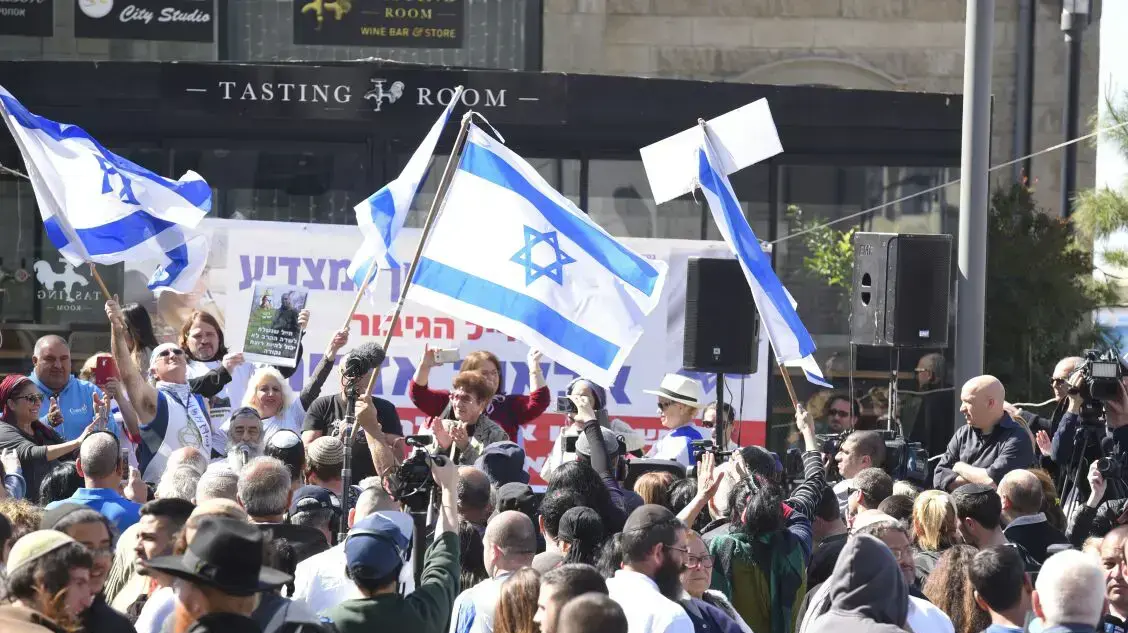 הפגנה מחוץ לקריה בעת מתן גזר דינו של החייל אלאור אזריה, 21 בפברואר 2017 הפגנה מחוץ לקריה בעת מתן גזר דינו של החייל אלאור אזריה, 21 בפברואר 2017