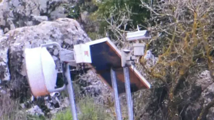 מכשירי ריגול סולאריים בתחום הקו הכחול, אזור מייסל אל ג?בל, לבנון. פברואר 2017 מכשירי ריגול סולאריים בתחום הקו הכחול, אזור מייסל אל ג?בל, לבנון. פברואר 2017