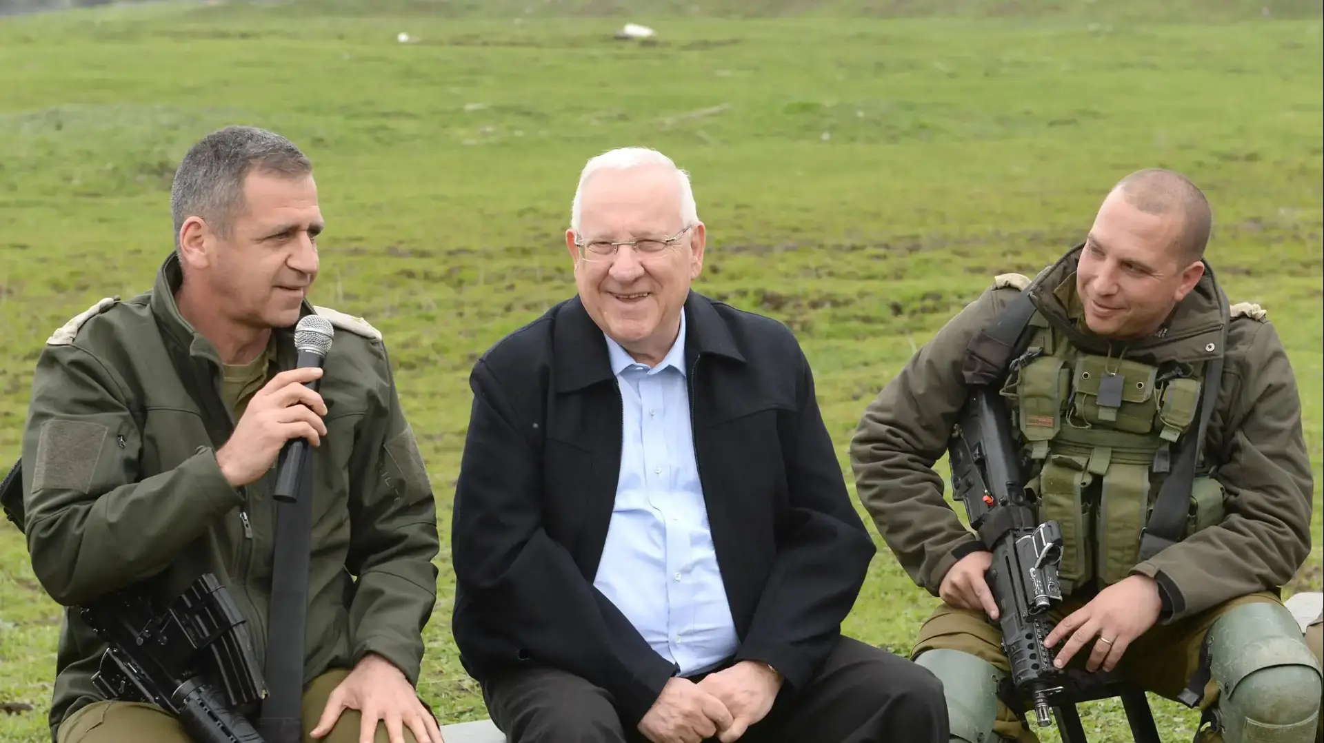 מפקד גדוד 12 סא"ל סיוון בלוך נשיא המדינה ראובן ריבלין ואלוף פיקוד צפון אביב כוכבי, 22 בפברואר 2017 מפקד גדוד 12 סא"ל סיוון בלוך נשיא המדינה ראובן ריבלין ואלוף פיקוד צפון אביב כוכבי, 22 בפברואר 2017