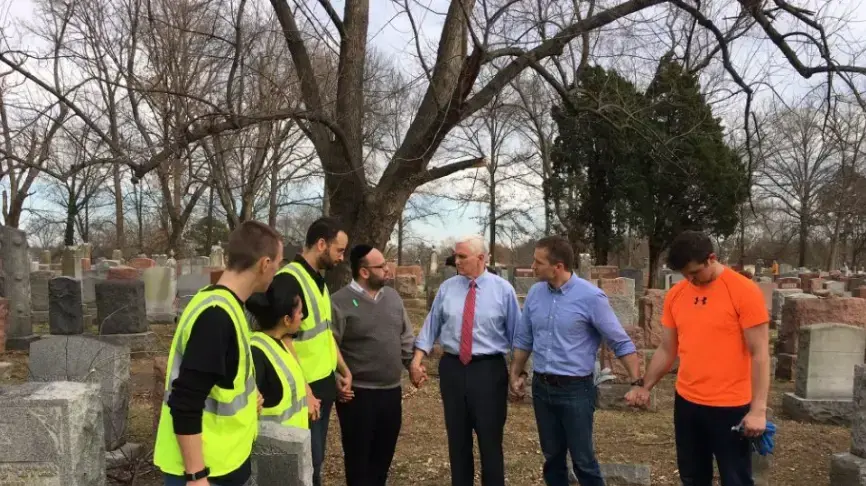 סגן נשיא ארצות הברית מייק פנס בבית הקברות היהודי במיזורי סגן נשיא ארצות הברית מייק פנס בבית הקברות היהודי במיזורי