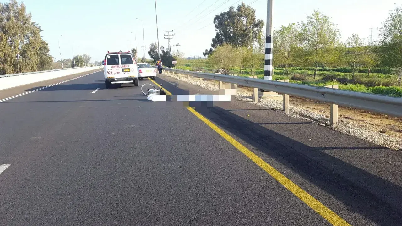 רוכב אופניים נהרג מפגיעת רכב בכביש 4 בצומת העוגן, 25 בפברואר 2017 רוכב אופניים נהרג מפגיעת רכב בכביש 4 בצומת העוגן, 25 בפברואר 2017