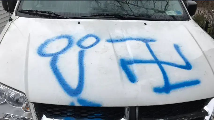 צלבי קרס רוססו בעיר אורצ'רד פארק במדינת ניו יורק, 26 בפברואר 2017 צלבי קרס רוססו בעיר אורצ'רד פארק במדינת ניו יורק, 26 בפברואר 2017