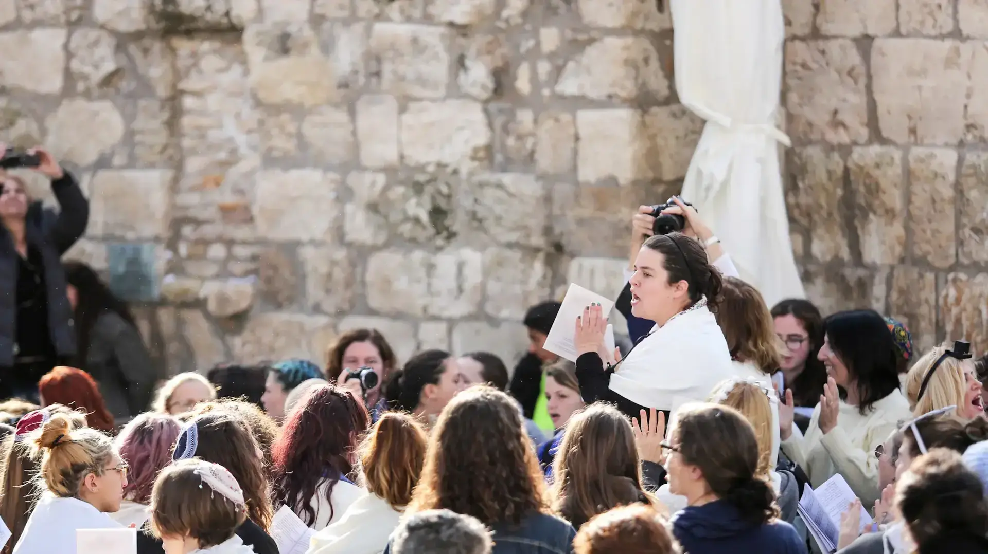 הפגנה נגד נשים וארגוני רפורמים במהלך תפילת ראש חודש של נשות הכותל, הכותל המערבי. פברואר 2017 הפגנה נגד נשים וארגוני רפורמים במהלך תפילת ראש חודש של נשות הכותל, הכותל המערבי. פברואר 2017
