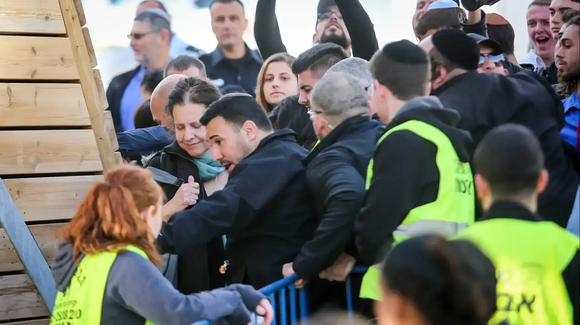 הפגנה נגד נשים וארגוני רפורמים במהלך תפילת ראש חודש של נשות הכותל, הכותל המערבי. פברואר 2017 הפגנה נגד נשים וארגוני רפורמים במהלך תפילת ראש חודש של נשות הכותל, הכותל המערבי. פברואר 2017