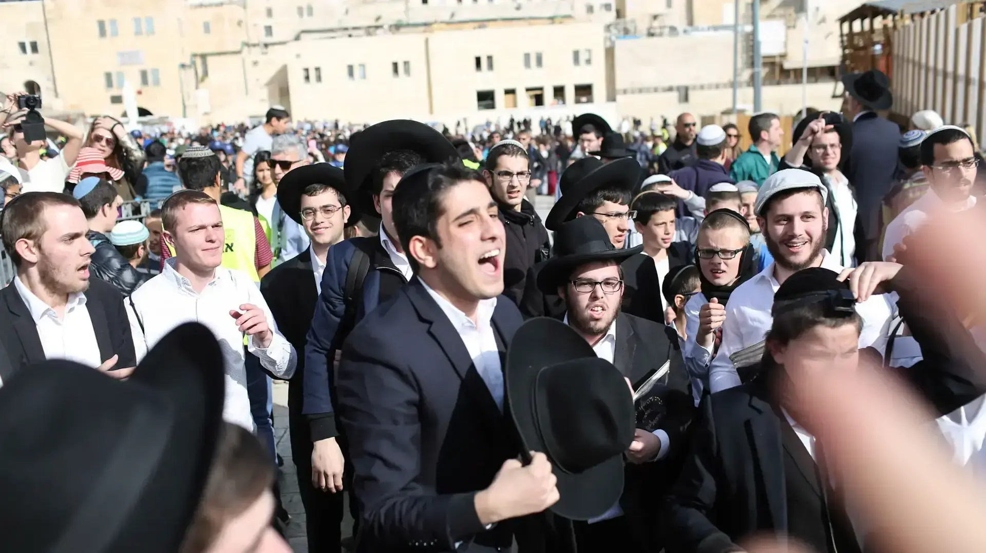 הפגנה נגד נשים וארגוני רפורמים במהלך תפילת ראש חודש של נשות הכותל, הכותל המערבי. פברואר 2017 הפגנה נגד נשים וארגוני רפורמים במהלך תפילת ראש חודש של נשות הכותל, הכותל המערבי. פברואר 2017