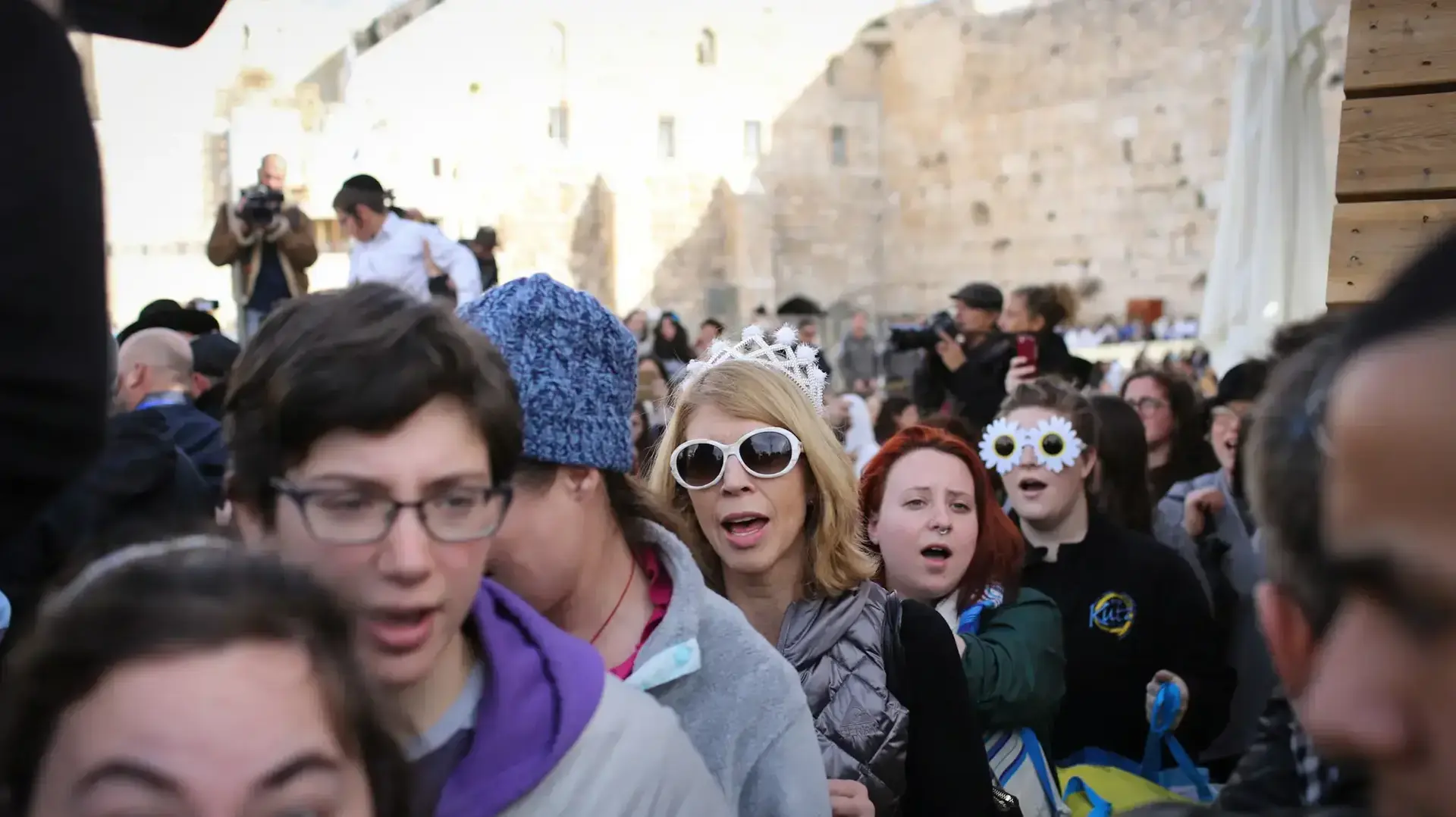 הפגנה נגד נשים וארגוני רפורמים במהלך תפילת ראש חודש של נשות הכותל, הכותל המערבי. פברואר 2017 הפגנה נגד נשים וארגוני רפורמים במהלך תפילת ראש חודש של נשות הכותל, הכותל המערבי. פברואר 2017