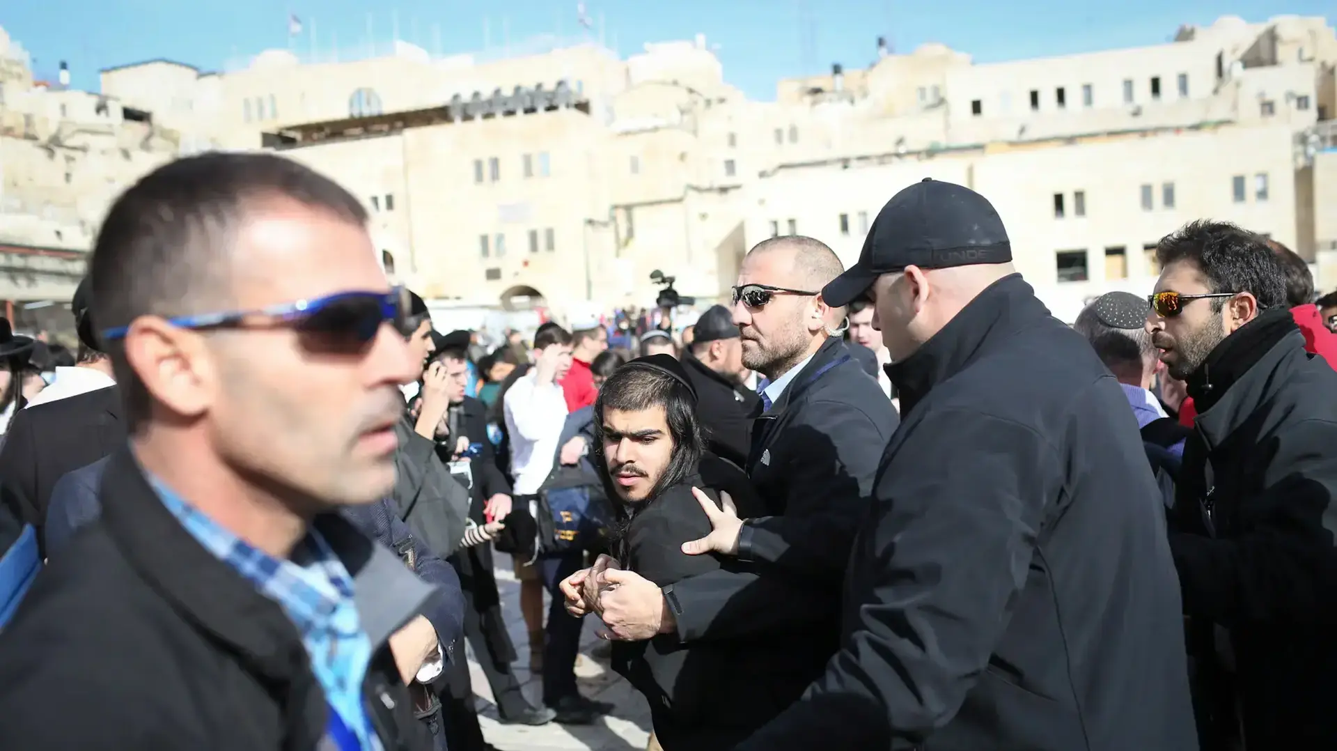 הפגנה נגד נשים וארגוני רפורמים במהלך תפילת ראש חודש של נשות הכותל, הכותל המערבי. פברואר 2017 הפגנה נגד נשים וארגוני רפורמים במהלך תפילת ראש חודש של נשות הכותל, הכותל המערבי. פברואר 2017