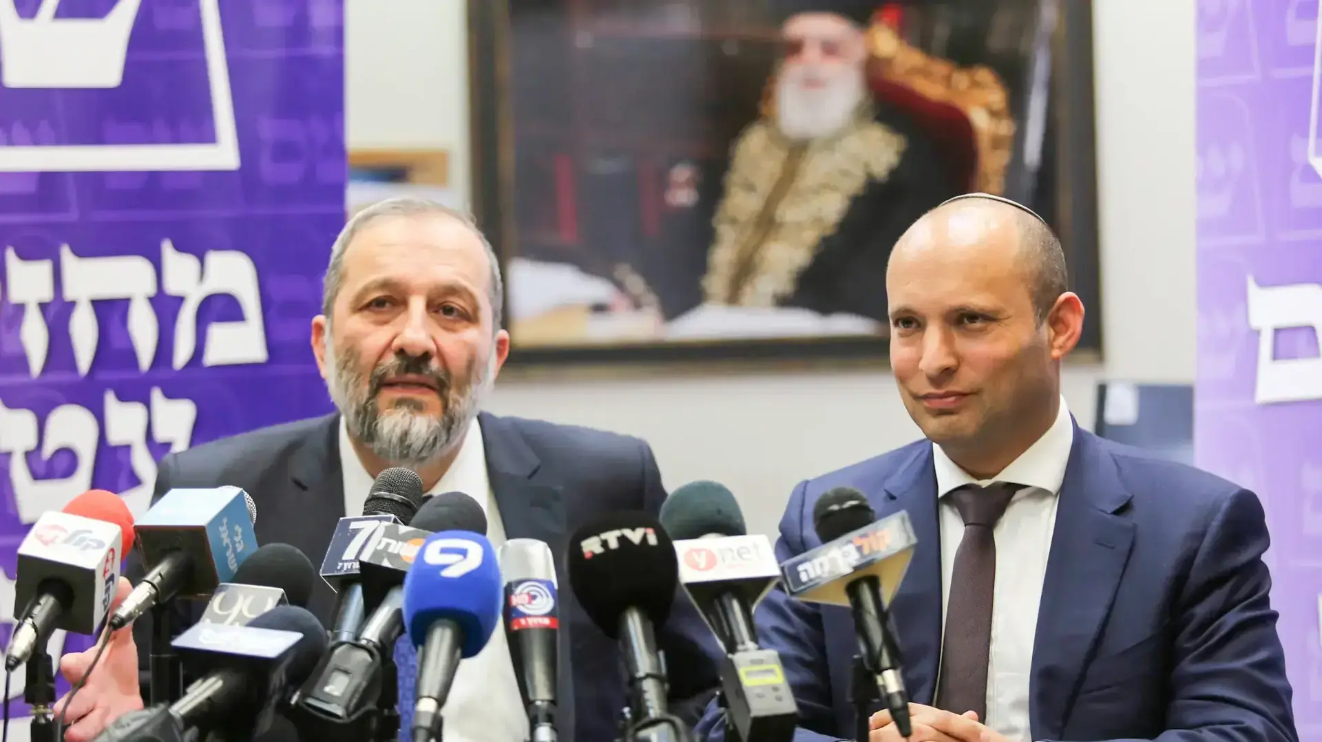 נפתלי בנט ואריה דרעי בדיון תקנות חדשות של משרד החינוך נגד אפליה עדתית במוסדות חינוך חרדיים, כנסת. פברואר 2017 נפתלי בנט ואריה דרעי בדיון תקנות חדשות של משרד החינוך נגד אפליה עדתית במוסדות חינוך חרדיים, כנסת. פברואר 2017