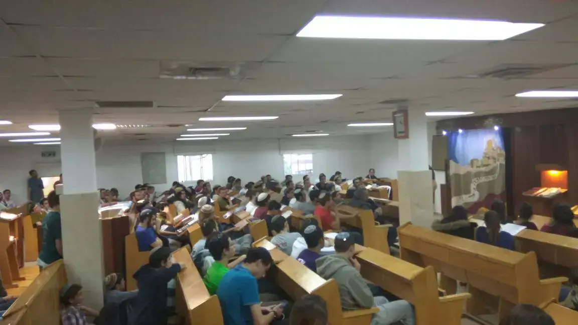 בני נוער בהתנחלות עפרה בה צפויות להתפנות מחר, 27 בפברואר 2017 בני נוער בהתנחלות עפרה בה צפויות להתפנות מחר, 27 בפברואר 2017