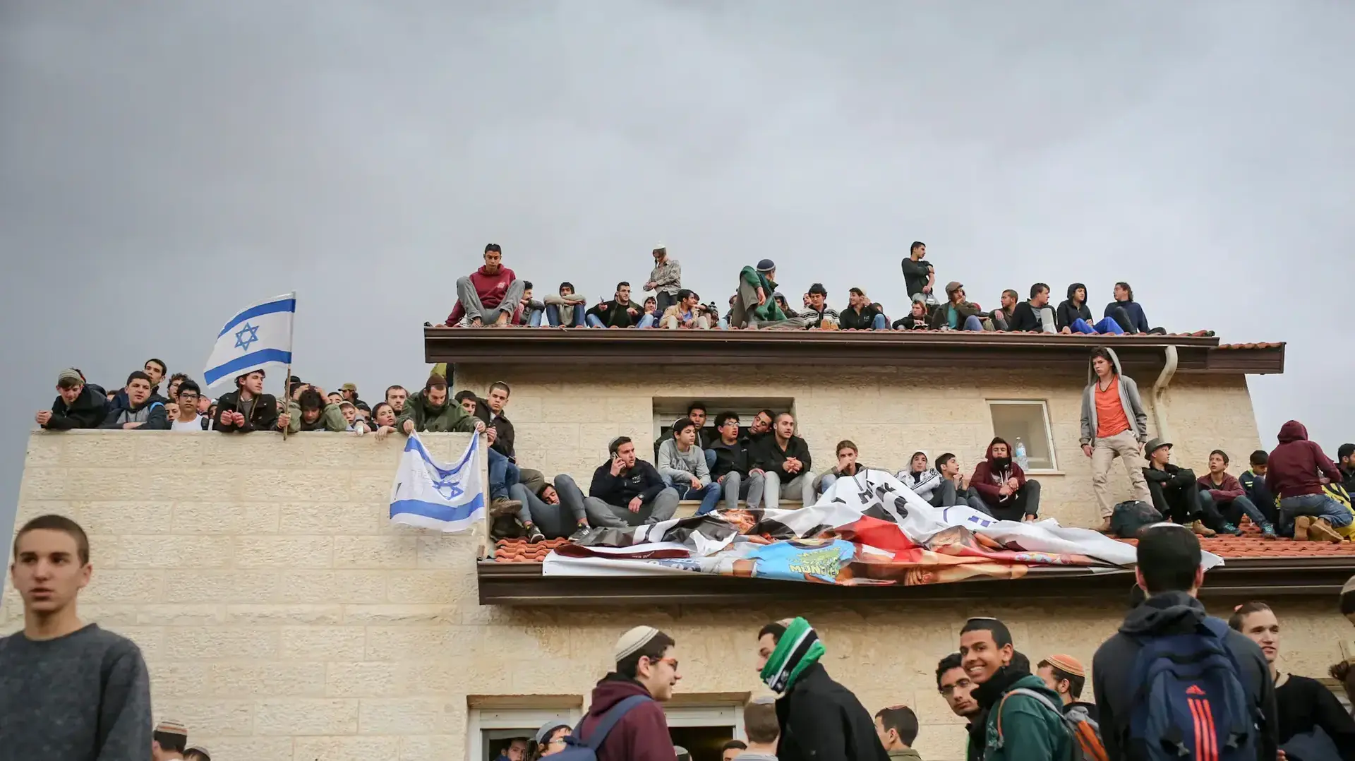 מתבצרים באחד מהבתים לקראת פינוי עפרה. פברואר 2017 מתבצרים באחד מהבתים לקראת פינוי עפרה. פברואר 2017
