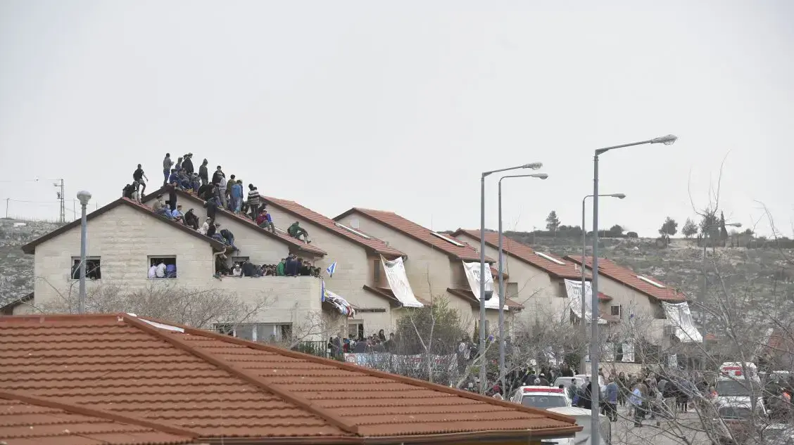 מתבצרים באחד מהבתים לקראת פינוי עפרה. פברואר 2017 מתבצרים באחד מהבתים לקראת פינוי עפרה. פברואר 2017