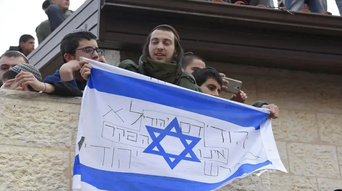 מתבצרים באחד מהבתים לקראת פינוי עפרה. פברואר 2017 מתבצרים באחד מהבתים לקראת פינוי עפרה. פברואר 2017