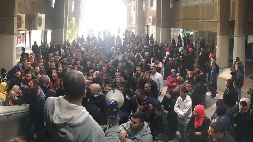 תושבי רהט הגיעו אל משרדי הרשות להסדרת התיישבות הבדואים בנגב כדי לזכות במגרשים לבנייה. פברואר 2017