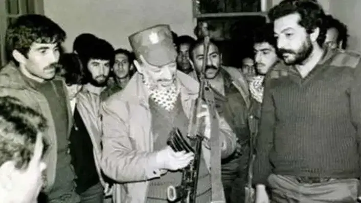 תמונת יאסר ערפאת מחזיק ברובה שפורסמה בעמוד פייסבוק שנסגר בידי פתח. 28 בפברואר 2017