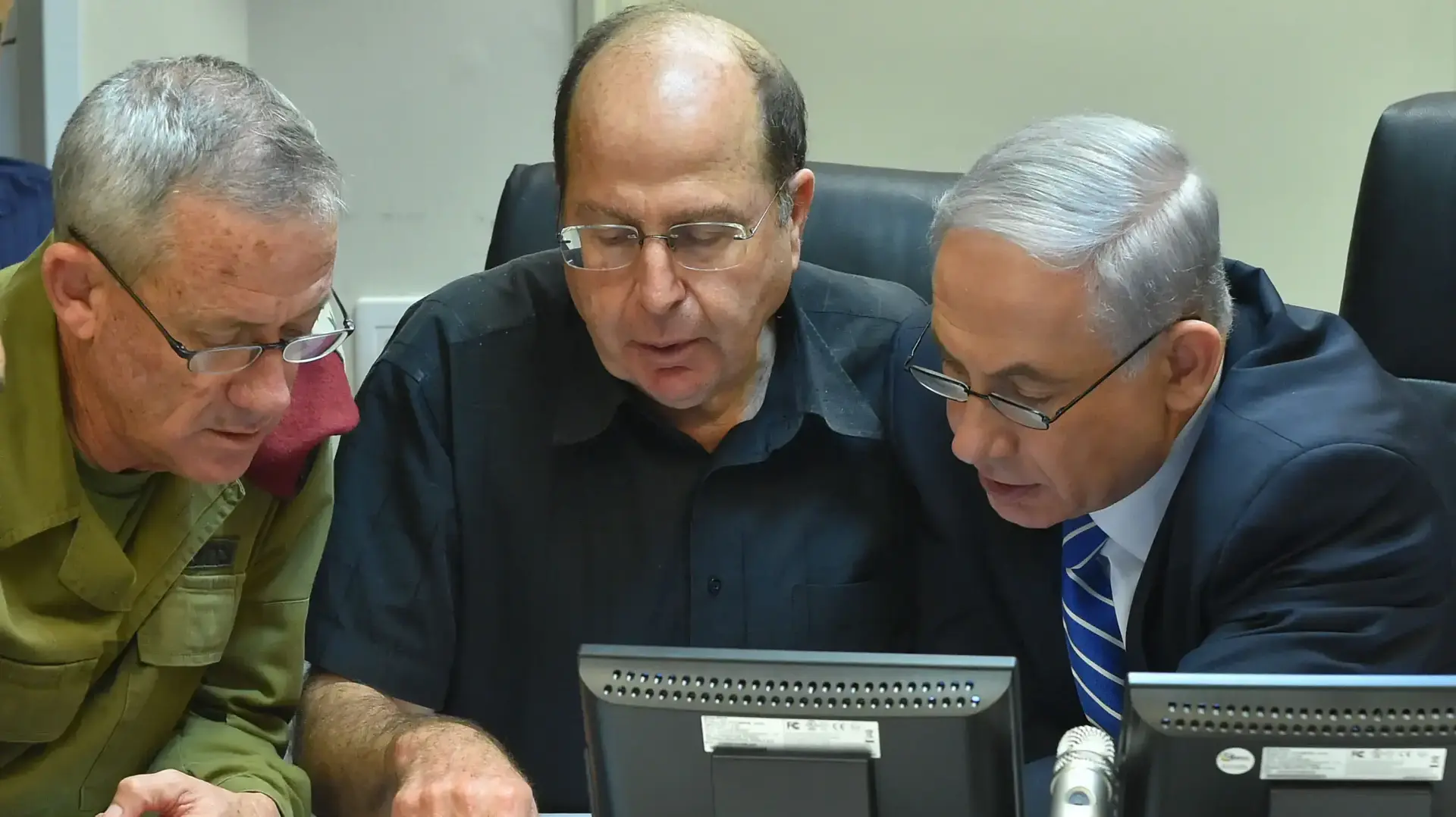 ראש הממשלה, בנימין נתניהו, שר הביטחון, משה (בוגי) יעלון, והרמטכ"ל, בני גנץ, בביקורם בבור בקריה, 18 ביולי 2014 ראש הממשלה, בנימין נתניהו, שר הביטחון, משה (בוגי) יעלון, והרמטכ"ל, בני גנץ, בביקורם בבור בקריה, 18 ביולי 2014