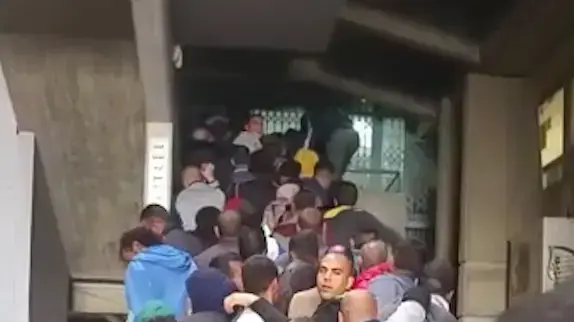 תושבי רהט הגיעו אל משרדי הרשות להסדרת התיישבות הבדואים בנגב כדי לזכות במגרשים לבנייה. פברואר 2017 תושבי רהט הגיעו אל משרדי הרשות להסדרת התיישבות הבדואים בנגב כדי לזכות במגרשים לבנייה. פברואר 2017