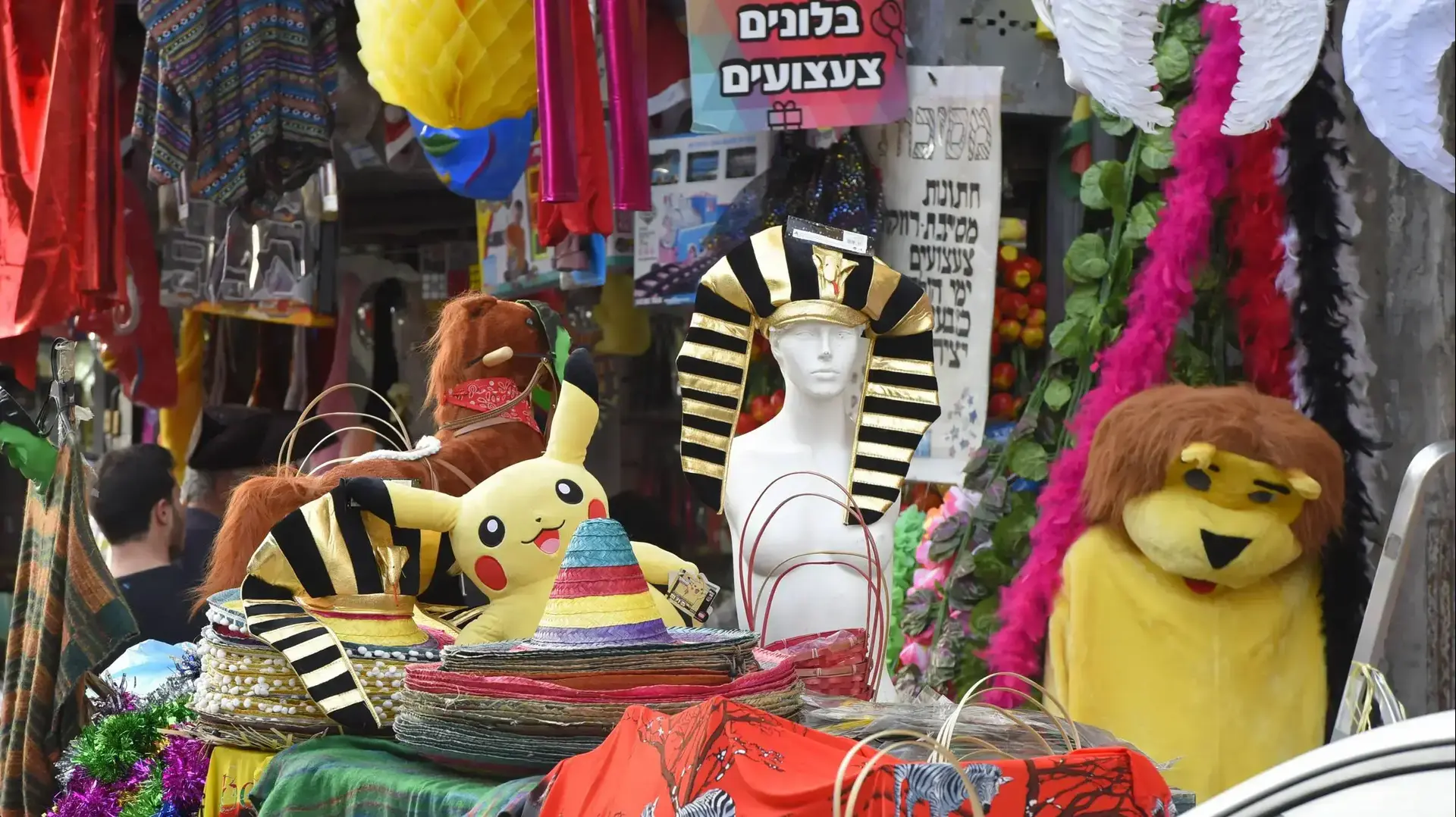 מסיכות ותחפושות נמכרות בחנויות בתל אביב שבועיים לפני חג פורים, 28 בפברואר 2017