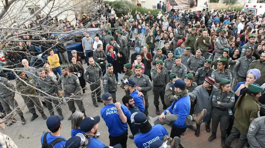 פינוי בית משפחת כפיר הבית האחרון בו מתבצרים בהתנחלות עפרה מתנגדי הפינוי של תשעת הבתים, 28 בפברואר 2017 פינוי בית משפחת כפיר הבית האחרון בו מתבצרים בהתנחלות עפרה מתנגדי הפינוי של תשעת הבתים, 28 בפברואר 2017