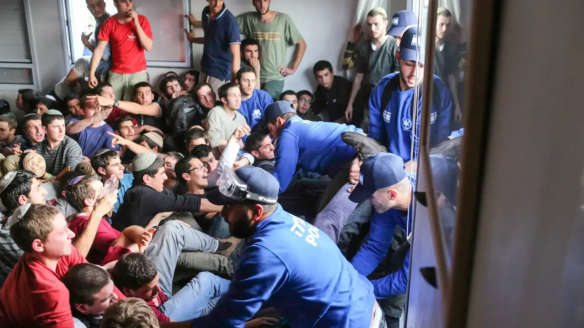 הפריצה לבית משפחת כפיר הבית האחרון בו מתבצרים בהתנחלות עפרה מתנגדי הפינוי של תשעת הבתים, 28 בפברואר 2017 הפריצה לבית משפחת כפיר הבית האחרון בו מתבצרים בהתנחלות עפרה מתנגדי הפינוי של תשעת הבתים, 28 בפברואר 2017