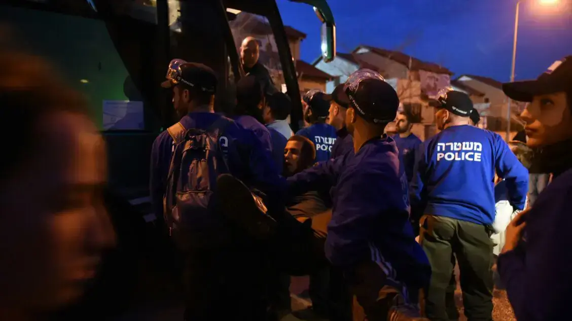 המשך פינויו של הבית האחרון של משפחת כפיר בהתנחלות עפרה, 28 בפברואר 2017 המשך פינויו של הבית האחרון של משפחת כפיר בהתנחלות עפרה, 28 בפברואר 2017