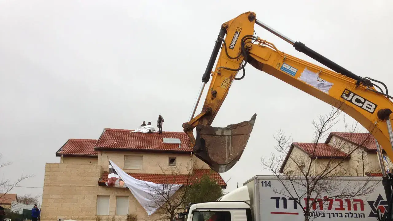 פינוי הנערים המתבצרים על גג מבנה בעופרה, 1 במרץ 2017 