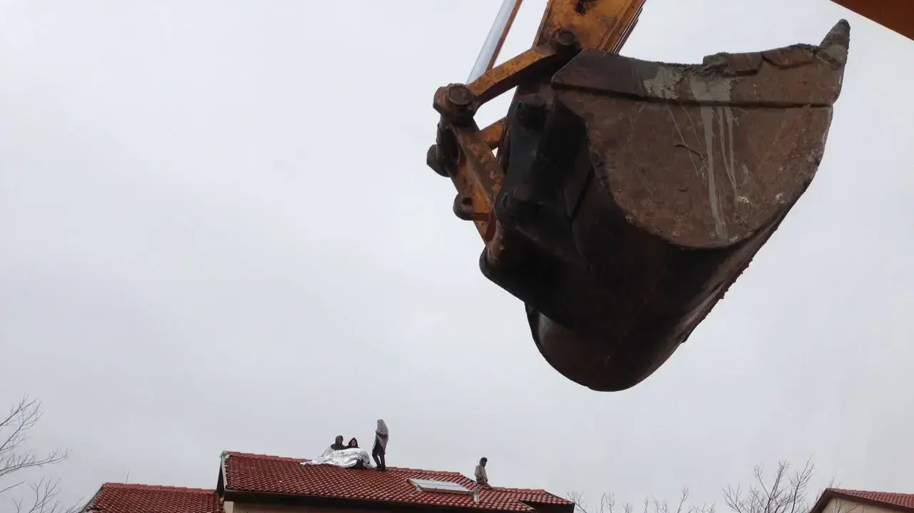 פינוי הנערים המתבצרים על גג מבנה בעופרה, 1 במרץ 2017 פינוי הנערים המתבצרים על גג מבנה בעופרה, 1 במרץ 2017