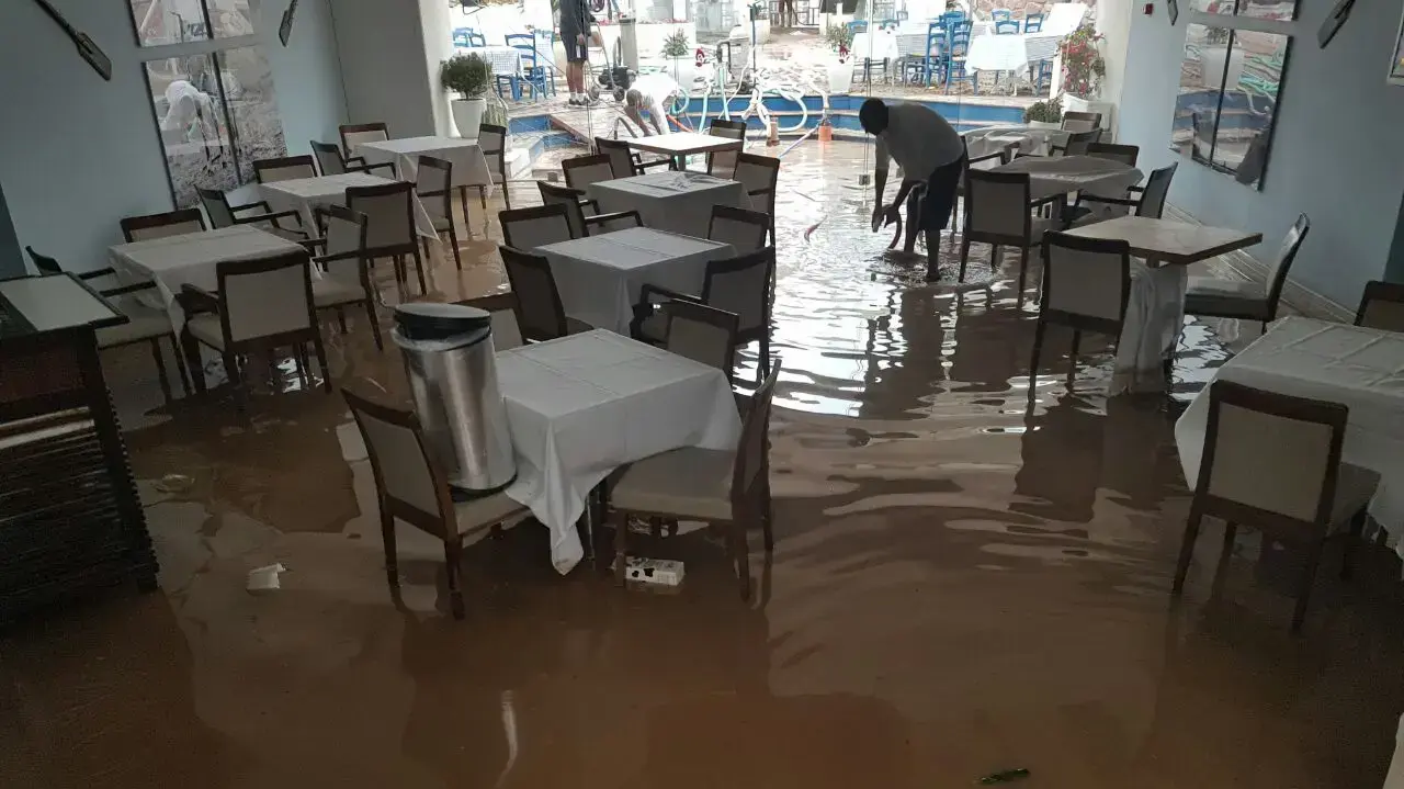 הצפה בחדר האוכל של מלון אורכידאה באילת, 1 במרץ 2017 הצפה בחדר האוכל של מלון אורכידאה באילת, 1 במרץ 2017