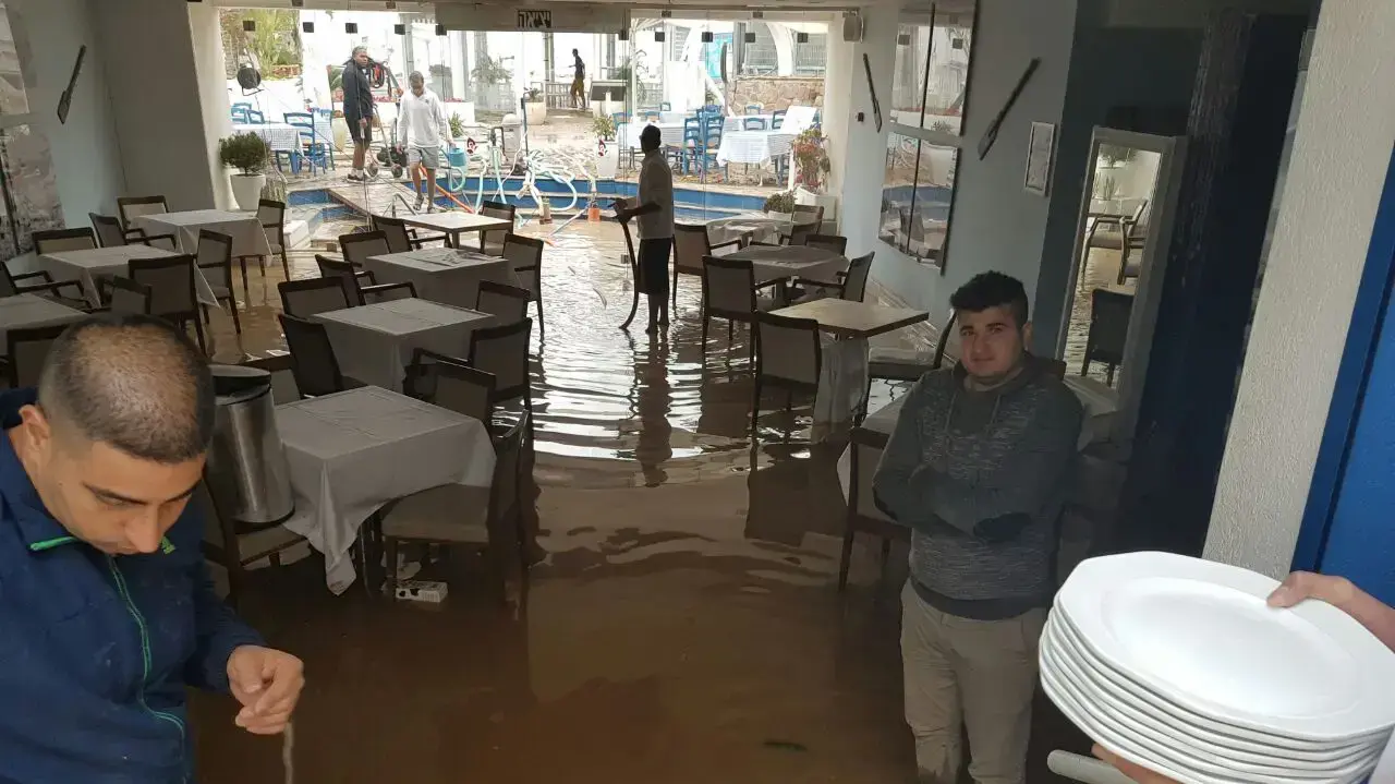 הצפה בחדר האוכל של מלון אורכידאה באילת, 1 במרץ 2017 הצפה בחדר האוכל של מלון אורכידאה באילת, 1 במרץ 2017