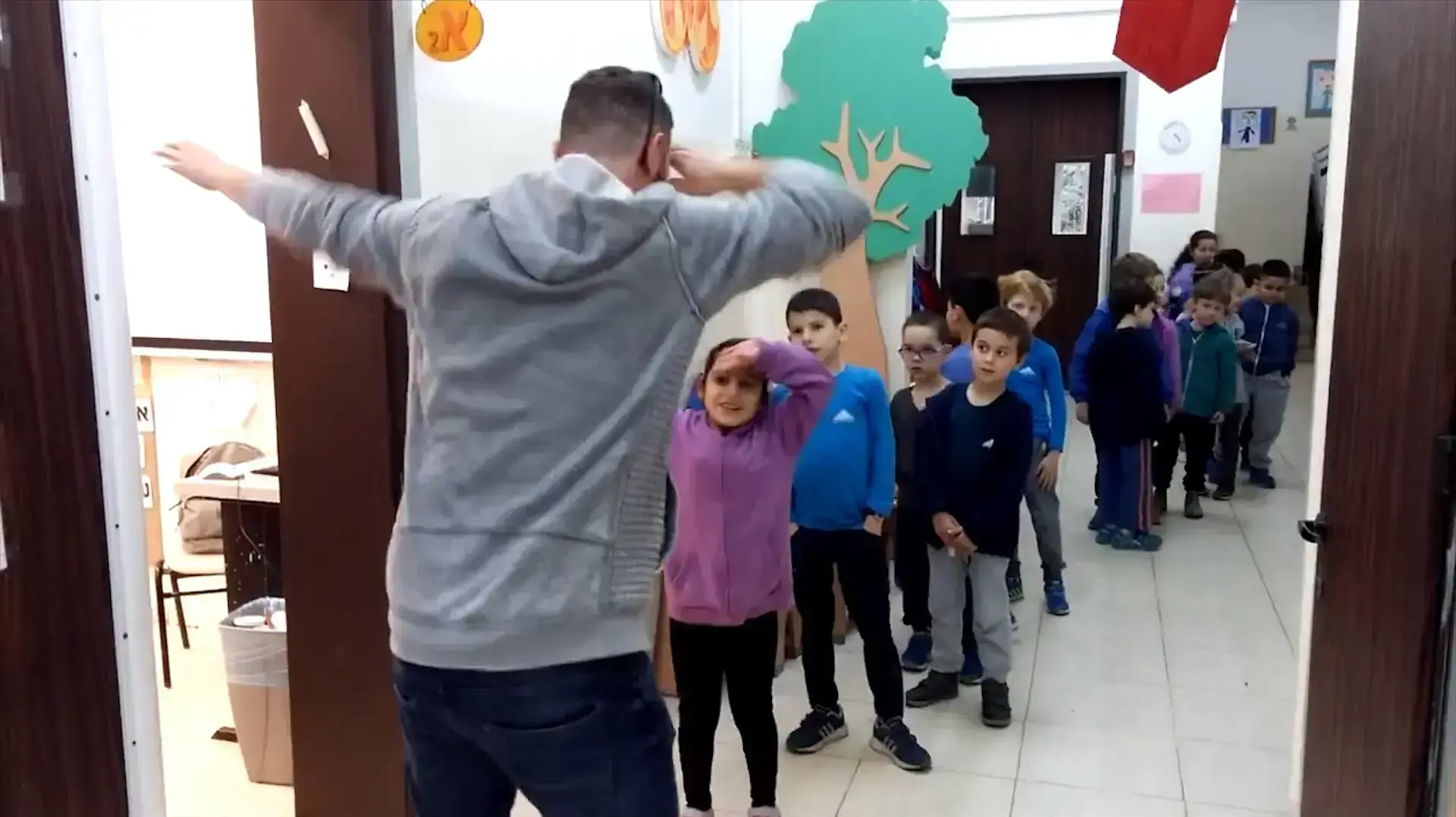 לחיצת יד אישית לכל תלמיד באדיבות מורה בבית הספר הריאלי העברי בחיפה