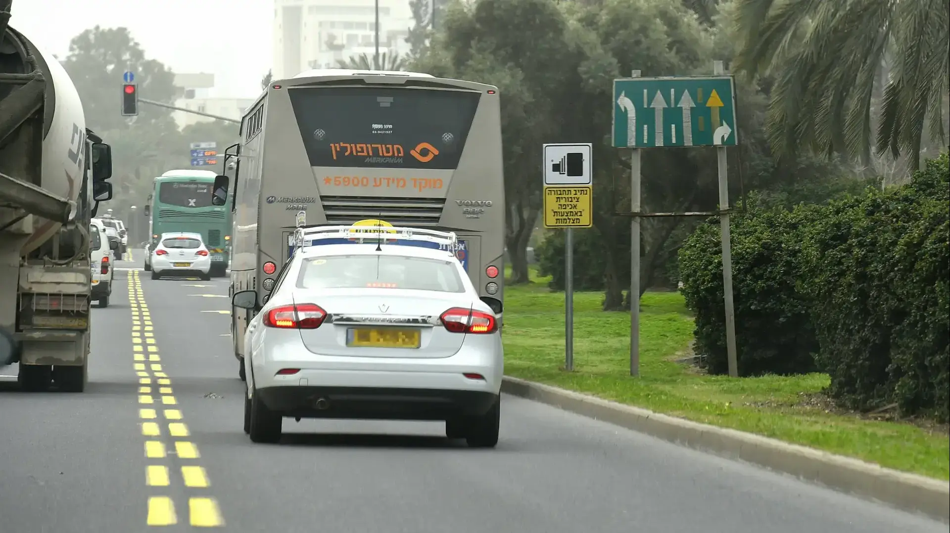 שילוט בנוגע למצלמות אכיפה לנתיבי התחבורה הציבורית, תל אביב. מרץ 2017 שילוט בנוגע למצלמות אכיפה לנתיבי התחבורה הציבורית, תל אביב. מרץ 2017