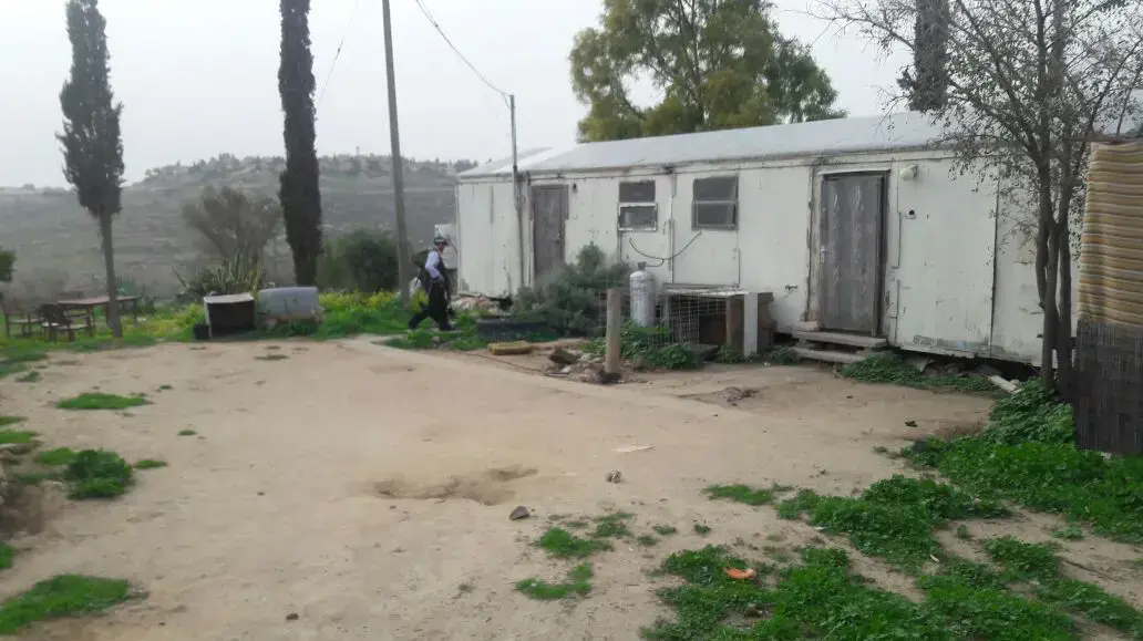 זירת פיגוע הדקירה בחוות מור בדרום הר חברון, 1 במרץ 2017 זירת פיגוע הדקירה בחוות מור בדרום הר חברון, 1 במרץ 2017