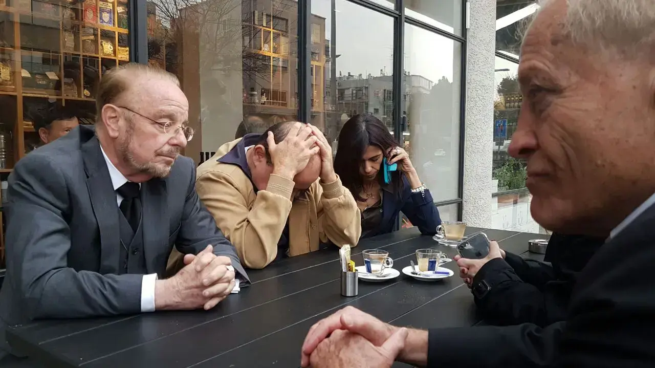 עורך הדין של החייל אלאור אזריה יורם שפטל עם אמו אושרה ואביו צ'רלי מחוץ לבית העיתונאים לפני מסיבת עיתונאים, 1 במרץ 2017 עורך הדין של החייל אלאור אזריה יורם שפטל עם אמו אושרה ואביו צ'רלי מחוץ לבית העיתונאים לפני מסיבת עיתונאים, 1 במרץ 2017