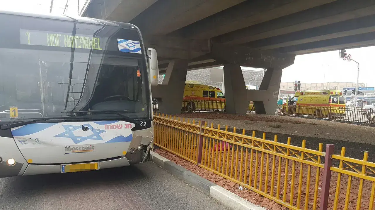 תאונה דרכים בין המטרונית בקריית אתא לבין מספר רכבי נוסעים, 1 במרץ 2017 תאונה דרכים בין המטרונית בקריית אתא לבין מספר רכבי נוסעים, 1 במרץ 2017
