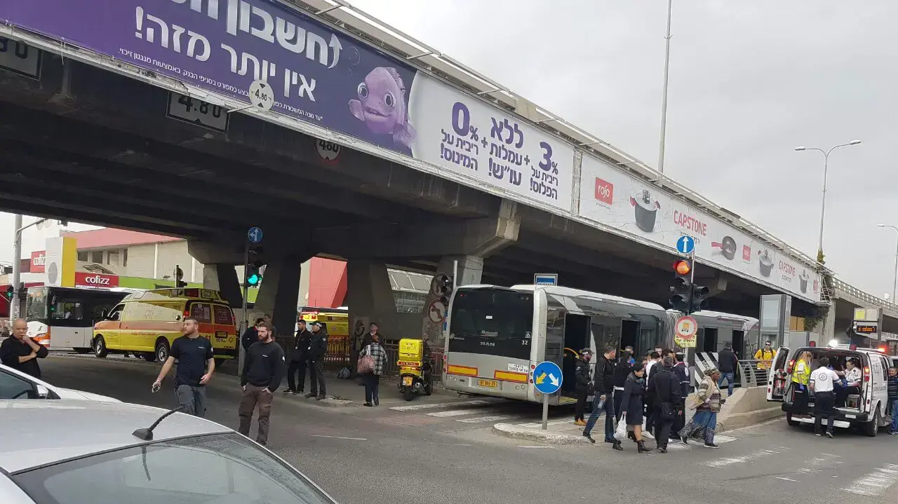 תאונה דרכים בין המטרונית בקריית אתא לבין מספר רכבי נוסעים, 1 במרץ 2017
