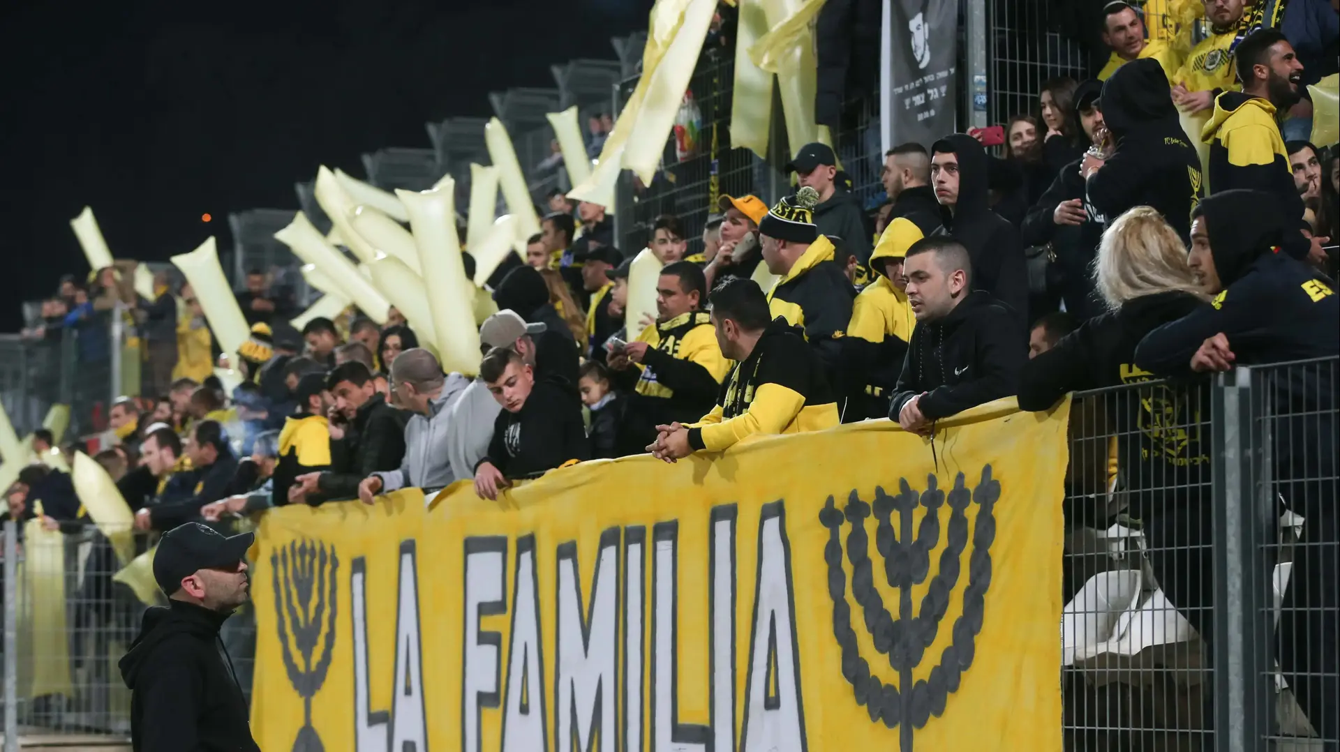 אוהדי בית"ר ירושלים עם שלט לה פמיליה אוהדי בית"ר ירושלים עם שלט לה פמיליה