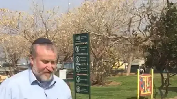 היועץ המשפטי לממשלה אביחי מנדלבליט מקפיץ כדורגל, פברואר 2017 היועץ המשפטי לממשלה אביחי מנדלבליט מקפיץ כדורגל, פברואר 2017
