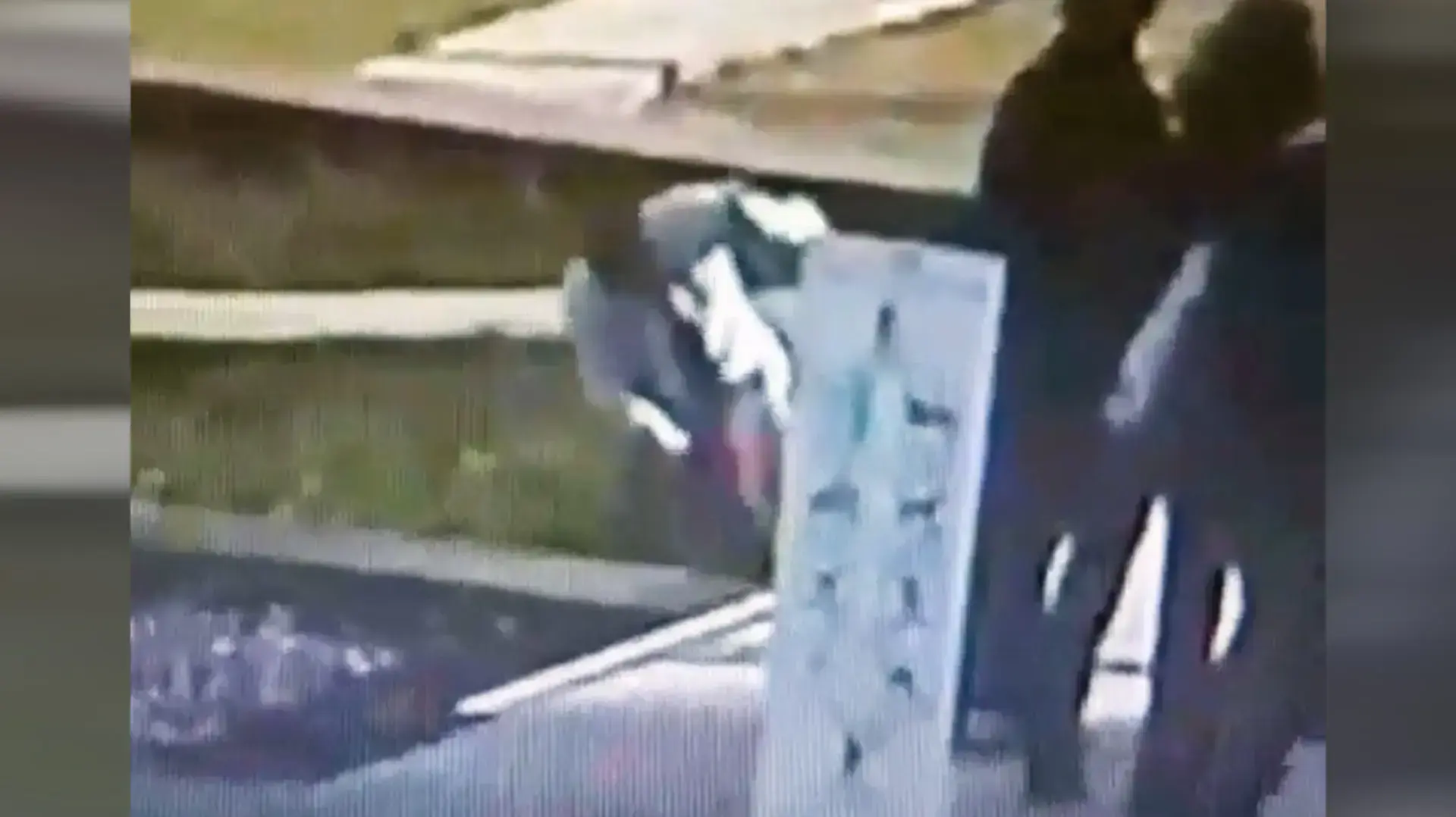 תיעוד מצלמות אבטחה של דקירת צעיר על ידי חברו, כיכר הבימה תל אביב, 26 בינואר 2017