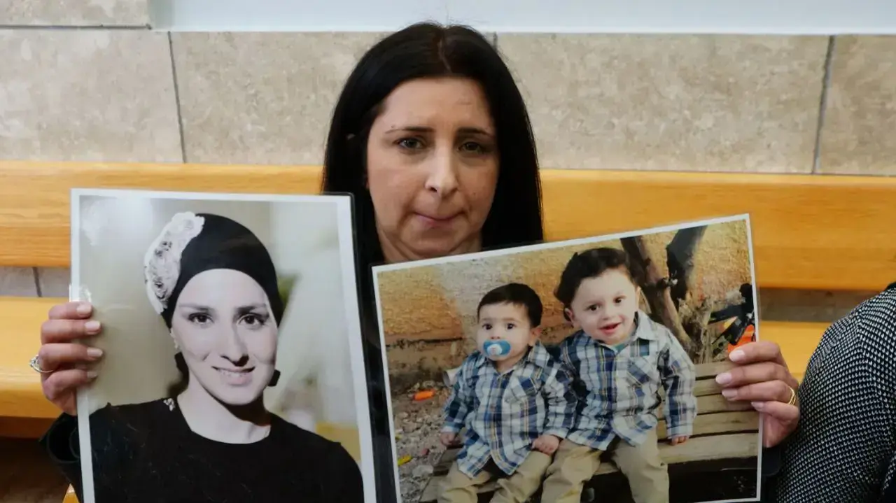 רוית כרסנטי, מחזיקה בתמונות בתה ושני נכדיה שנרצחו על ידי חתנה. בית משפט מחוזי נצרת 2 במרץ 2017
