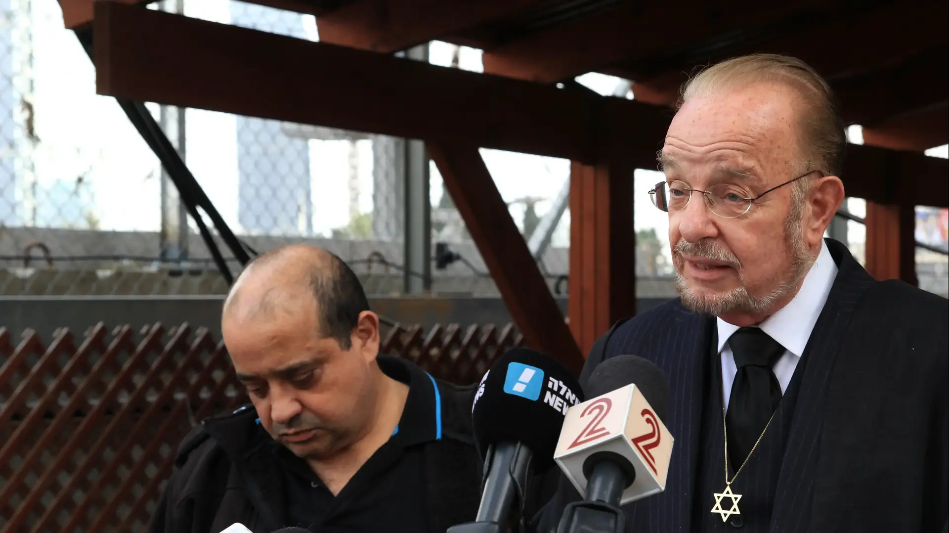 עורך דינו של החייל אלאור אזריה יורם שפטל לאחר הגשת הערעור לגזר דינו בבית הדין הצבאי בקרייה, 2 במרץ 2017 עורך דינו של החייל אלאור אזריה יורם שפטל לאחר הגשת הערעור לגזר דינו בבית הדין הצבאי בקרייה, 2 במרץ 2017