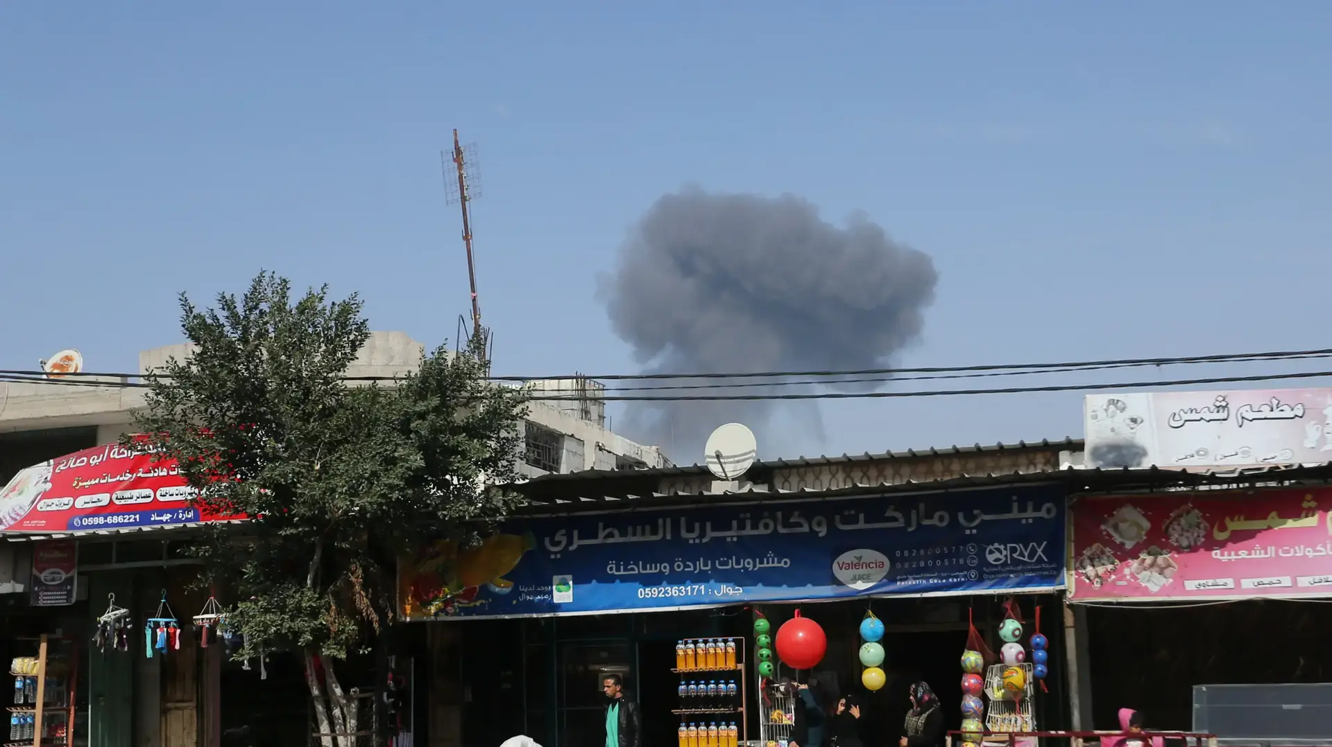 עשן מעל זירת הפצצה ברצועת עזה שחמאס טוענים בוצעה על ידי חיל האוויר הישראלי, 27 בפברואר 2017