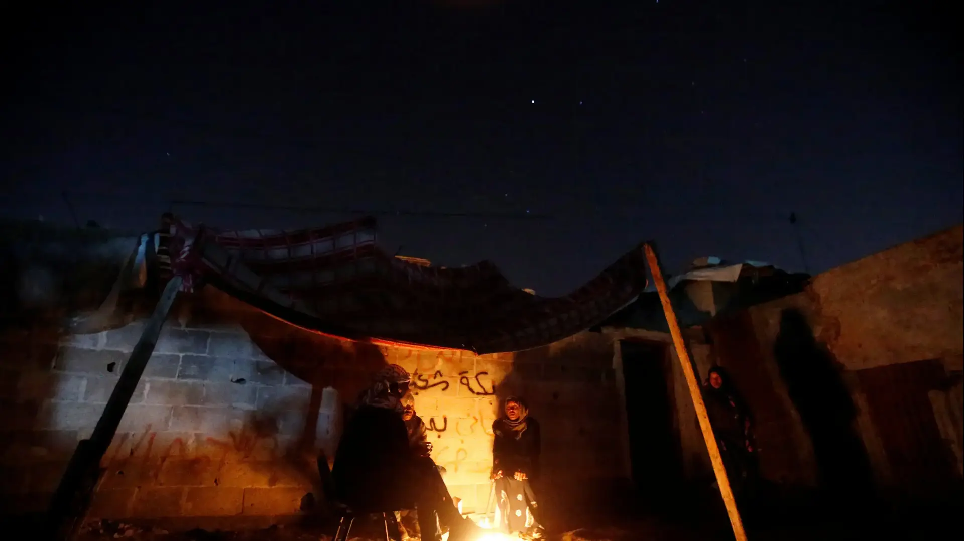אנשים סביב מדורה בצפון רצועת עזה, 23 בפברואר 2017