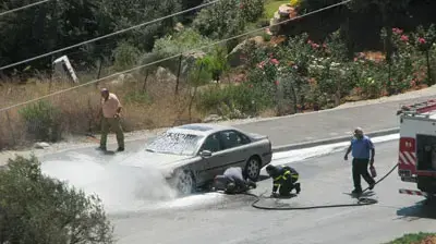 כוחות כיבוי משתלטים על רכב בוער (צילום: יעקב אלחרר)