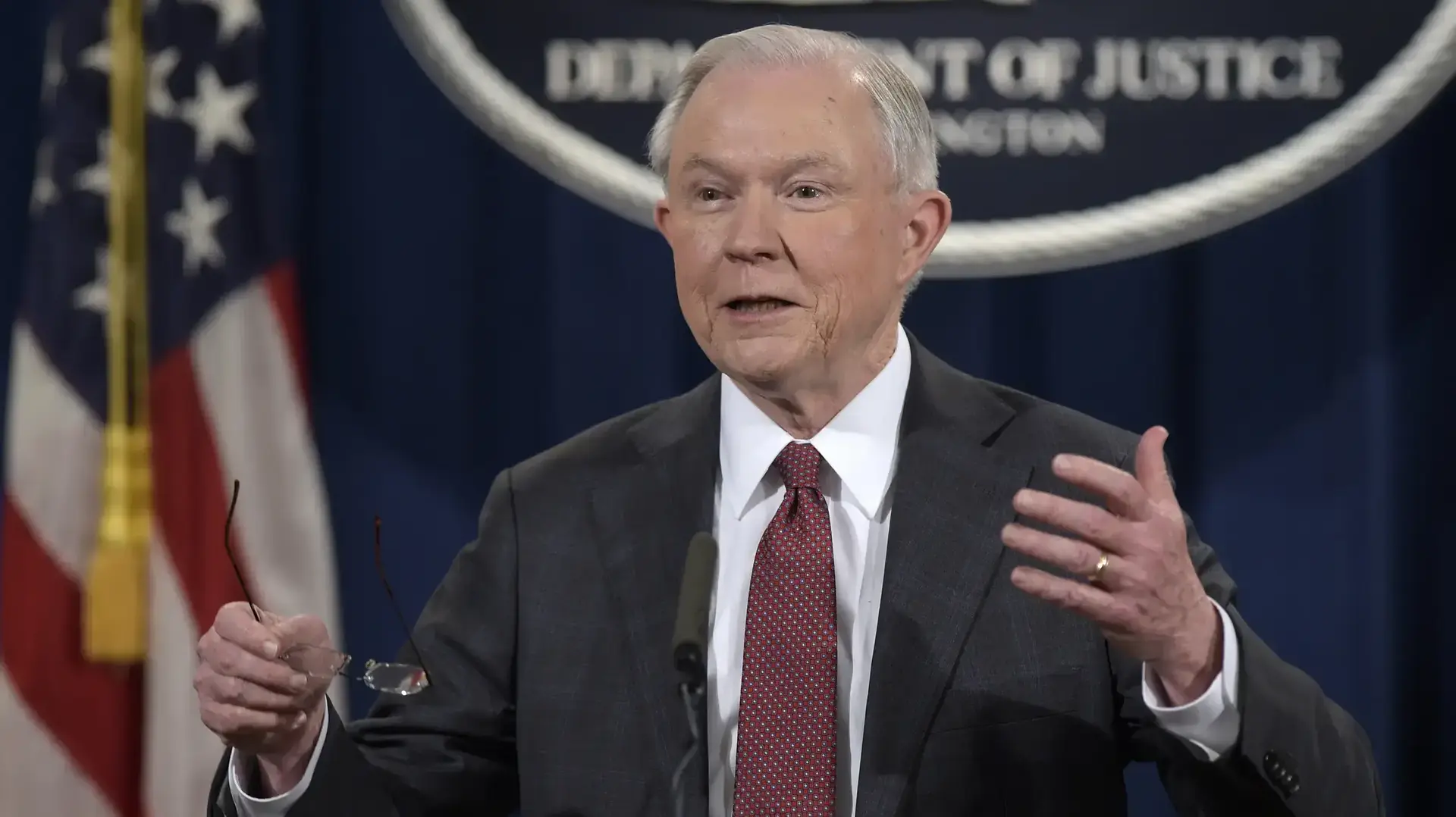התובע הכללי ג'ף סשנז מוסר הצהרה במשרד המשפטים בוושינגטון, 2 במרץ 2017 התובע הכללי ג'ף סשנז מוסר הצהרה במשרד המשפטים בוושינגטון, 2 במרץ 2017